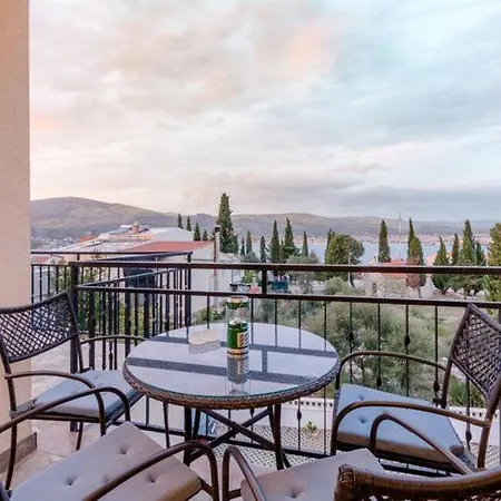 Apartment Kameja - Two Bedroom With Terrace And Sea View Crni Donji Okrug (Ciovo)