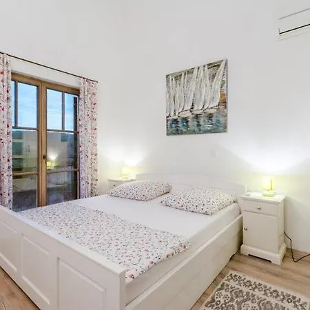 Kameja - Two Bedroom With Terrace And Sea View Crni Apartment