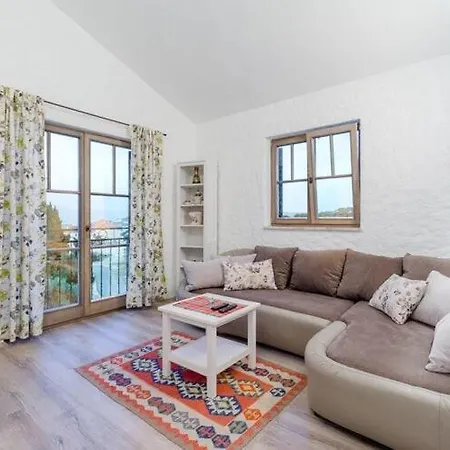 Kameja - Two Bedroom With Terrace And Sea View Crni Apartment *