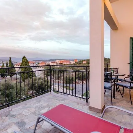 Kameja - Two Bedroom With Terrace And Sea View Crni Apartmán *