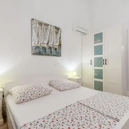 Kameja - Two Bedroom With Terrace And Sea View Crni Apartmán Donji Okrug (Ciovo)